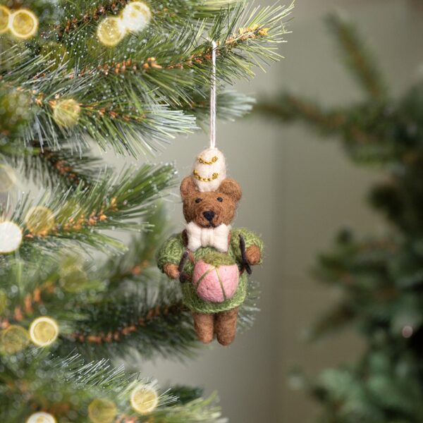 Sjaal met verhaal - Hanger Beer met Trommel Mistletoe Green