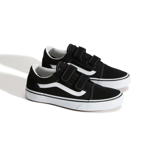Zwarte sneakers met witte strepen en klittenband sluitingen op witte achtergrond