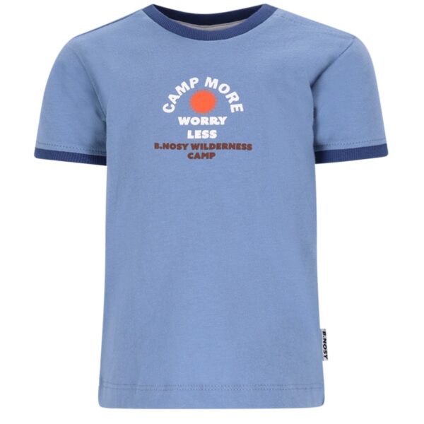 Lichtblauw kinder T-shirt met opdruk Camp More Worry Less en donkerblauwe afwerking