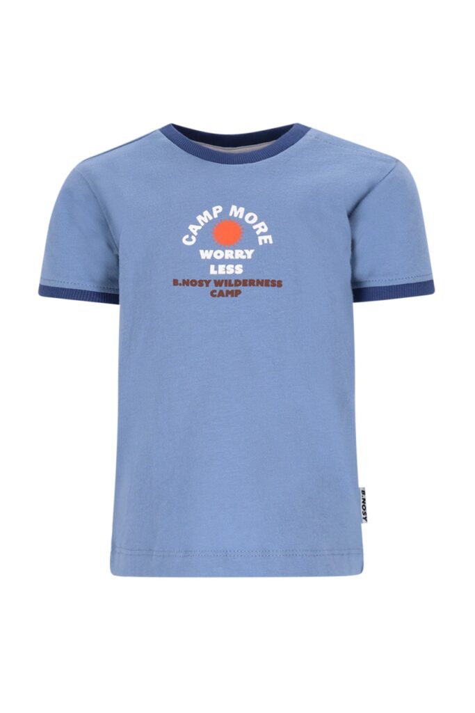Lichtblauw kinder T-shirt met opdruk Camp More Worry Less en donkerblauwe afwerking