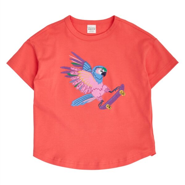 Koraalrood kinder t-shirt met kleurrijke papegaai op skateboard print