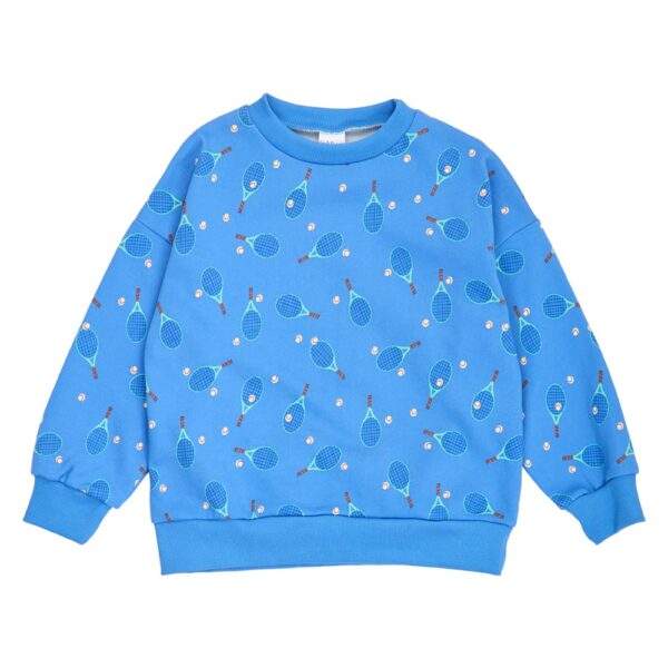 Blauwe kindersweater met tennisrackets en tennisballen print over het gehele kledingstuk