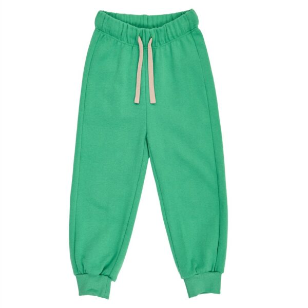 Groene kinderjoggingbroek met elastische tailleband en witte trekkoord op witte achtergrond