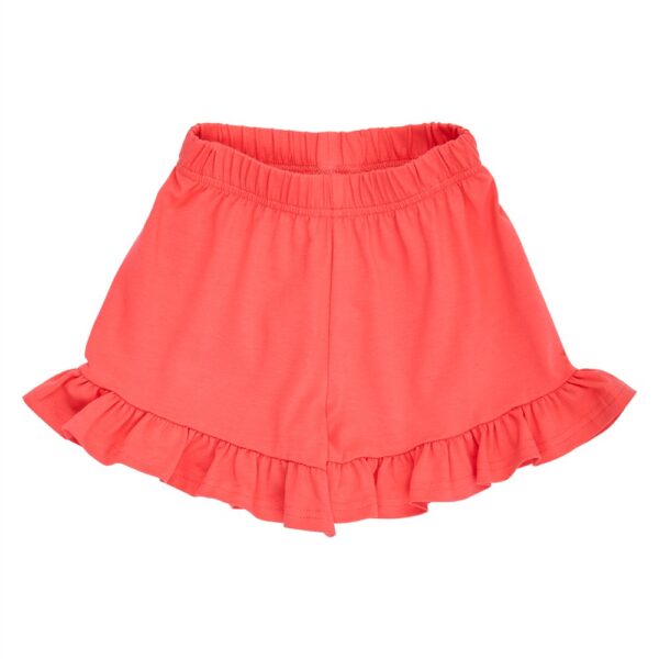 Koraalroze meisjesshort met elastische tailleband en ruches aan de pijpen op witte achtergrond