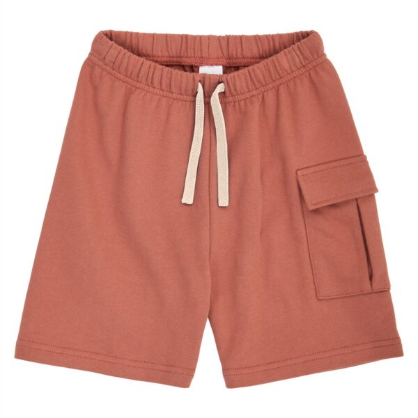 Roestkleurige jongens sweatshort met elastische taille, koordjes en zijzak op wit oppervlak