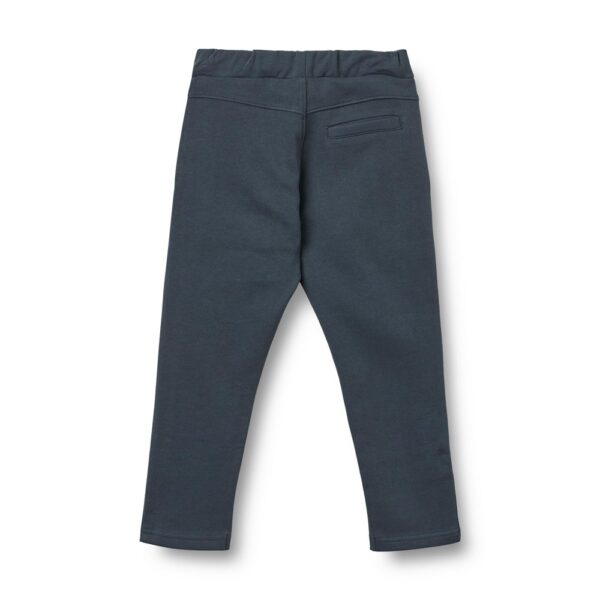 Donkergrijze kinderbroek met elastische taille en achterzak op witte achtergrond
