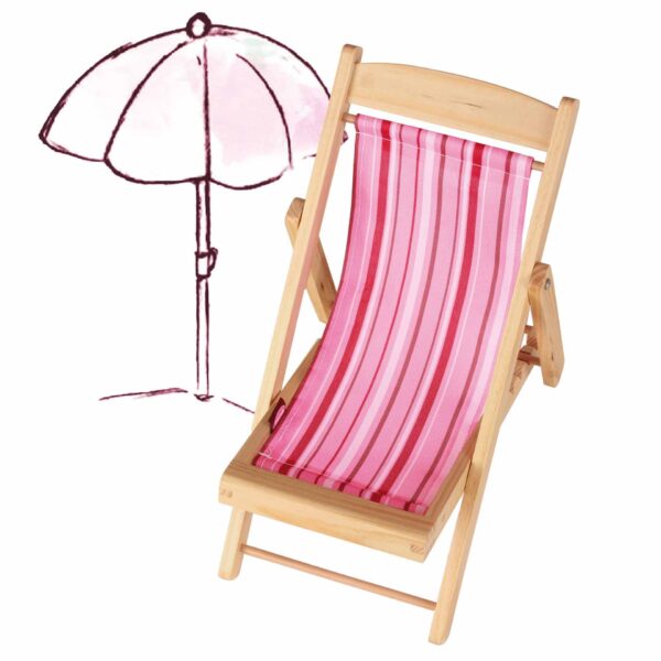 Houten ligstoel met roze gestreepte bekleding en roze parasol op witte achtergrond