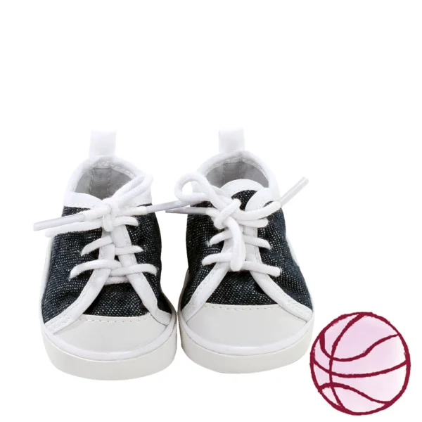 Zwarte baby sneakers met witte veters en kleine roze basketbal op witte achtergrond