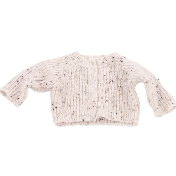 Beige gebreide baby trui met gevlekte structuur op witte achtergrond
