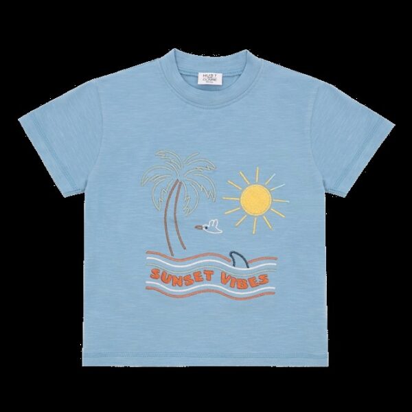 Lichtblauw kinder t-shirt met Sunset Vibes opdruk, palmboom, zon en surfplank illustratie