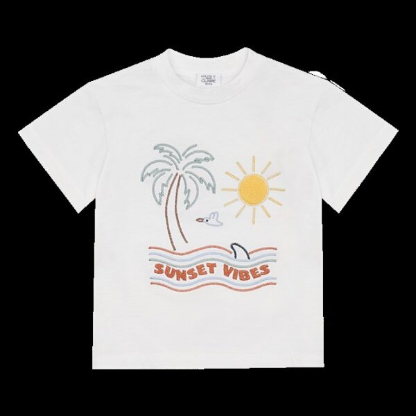 Wit kinder t-shirt met geborduurde palmboom, zon, dolfijn en tekst Sunset Vibes in zomerse kleuren