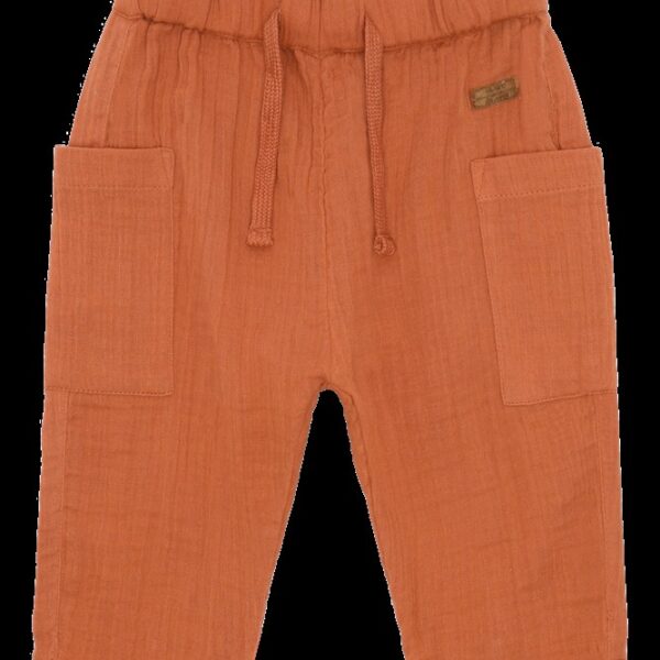 Oranje kinderbroek met ribstructuur, trekkoord en twee steekzakken aan de voorkant