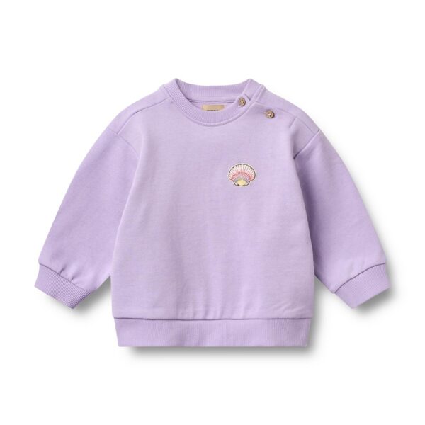 Lila baby sweater met geborduurd schelpje op de borst en knoopjes op de schouder
