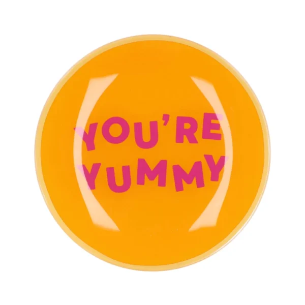 Oranje ronde sticker met roze tekst YOU'RE YUMMY erop gedrukt