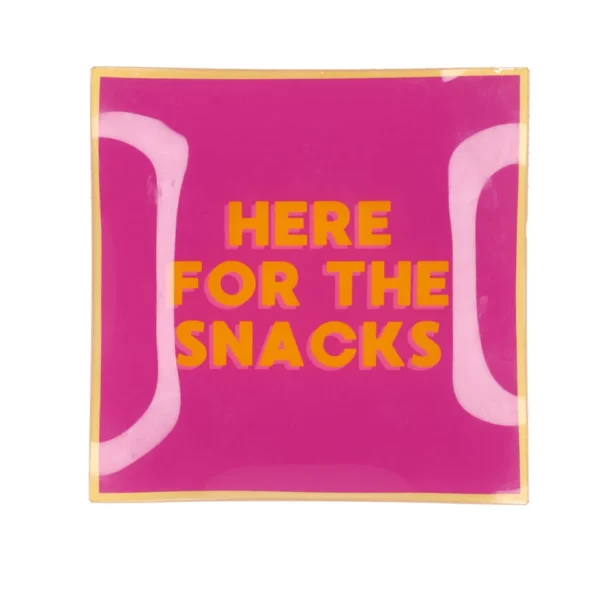 Roze servetten met gele tekst HERE FOR THE SNACKS en houten rand