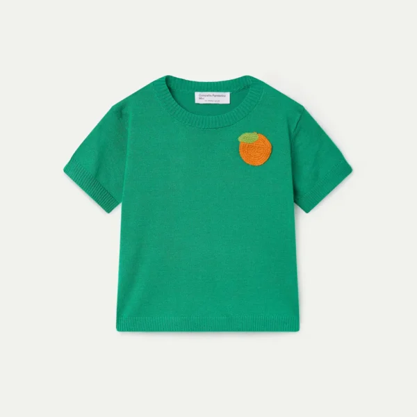 Groen gebreid kindershirt met korte mouwen en geborduurd sinaasappel applicatie op de borst