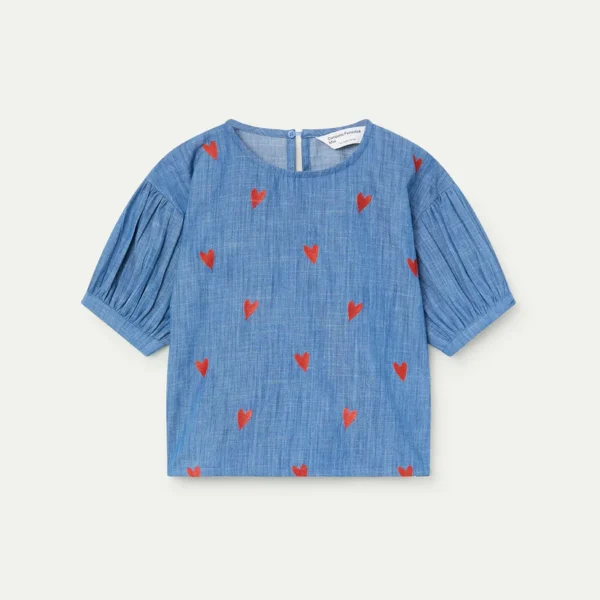 Blauw kinderblousje met rode hartjes borduursel en ballonmouwen op lichte achtergrond