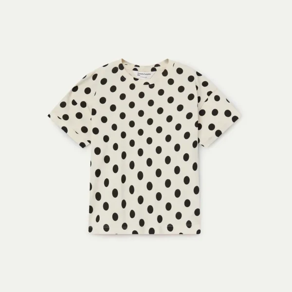 Wit T-shirt met zwarte polkadots patroon op beige achtergrond