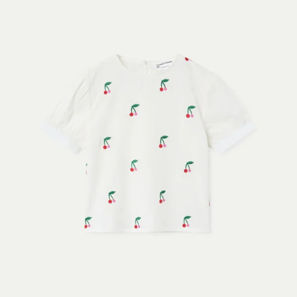 Wit kinder t-shirt met geborduurd kersenpatroon en korte mouwen op beige achtergrond