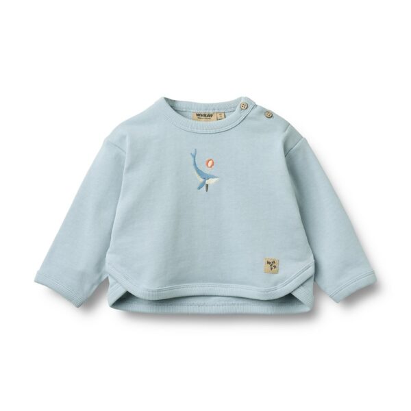 Lichtblauwe baby sweater met geborduurd walvis motief en schouderknoopjes van Wheat