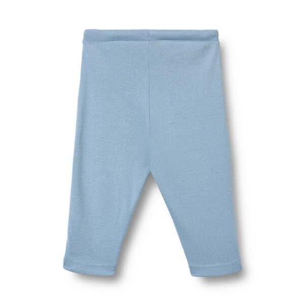 Lichtblauwe baby legging van zachte katoenen tricot stof op witte achtergrond