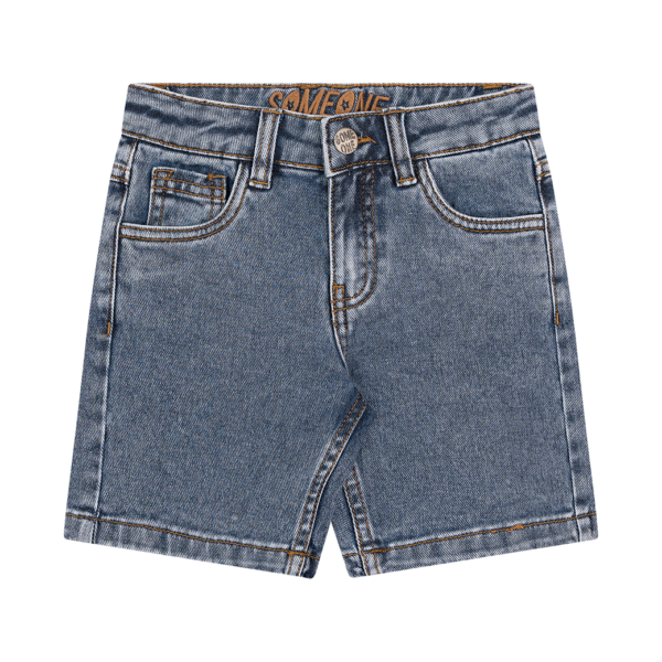 Lichtblauwe denim kinderbroek met opgerolde pijpen en oranje stiksels op witte achtergrond