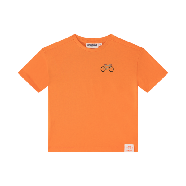 Oranje kinder t-shirt met klein fiets borduurseltje op de borst en Someone labellogo