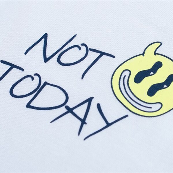 Handgeschreven tekst "NOT TODAY" met gele smeltende smiley emoticon op wit papier