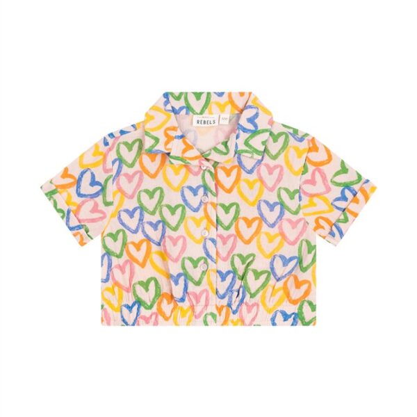 Kinderoverhemd met kleurrijk hartjespatroon in geel, roze, groen, blauw en oranje op witte achtergrond