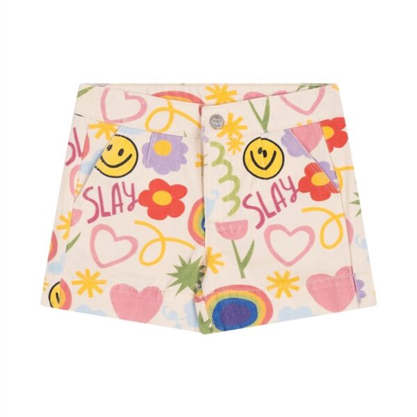 Kleurrijke kinderbroek met SLAY tekst, smileys, bloemen, hartjes en regenboog print op beige achtergrond