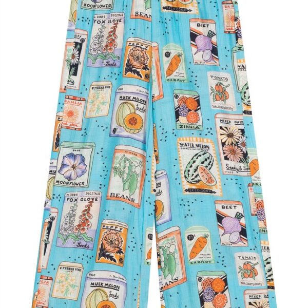 Wijde broek in lichtblauw met vintage zaadpakket print van bloemen en groenten