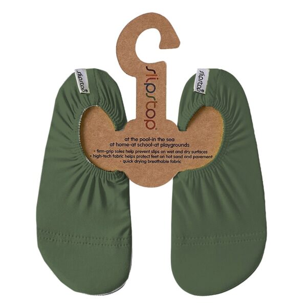 Olijfgroene Slipstop waterschoenen met anti-slip zool op kartonnen hanger met productinformatie