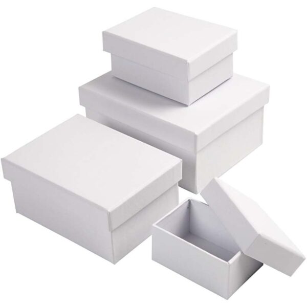 Set van vier witte kartonnen geschenkdozen in verschillende formaten met deksels