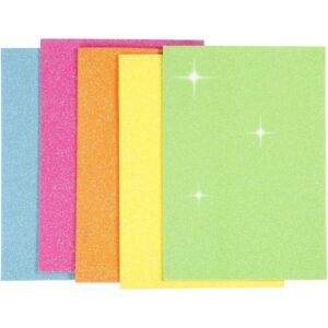 Kleurige glitterpapier vellen in blauw, roze, oranje, geel en groen uitgewaaierd op witte achtergrond