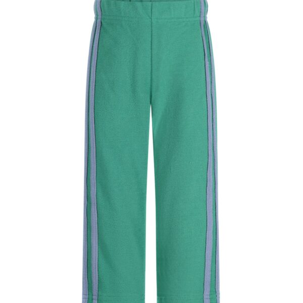 Groene gebreide broek met paarse strepen langs de zijkanten op witte achtergrond