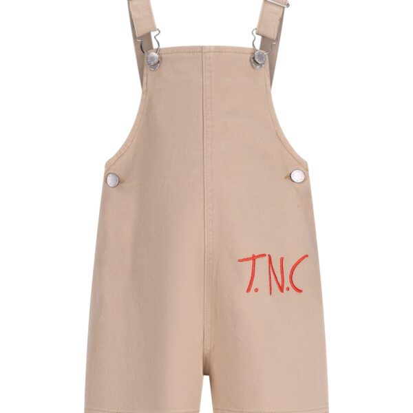 Beige kindertuinbroek met rode T.N.C borduursel en verstelbare schouderbandjes met zilveren clips