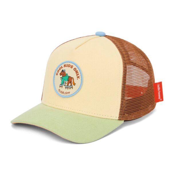 Trucker cap met beige voorkant, bruine mesh en Cool Kids Only patch met skatende pony