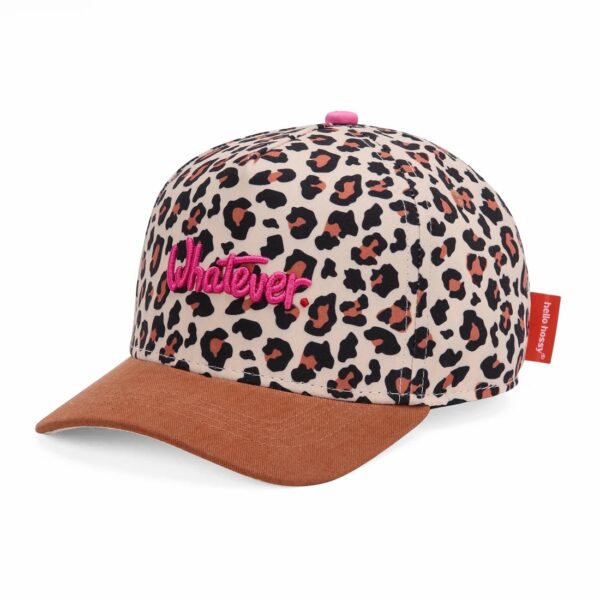 Kinderpet met luipaardprint en roze 'Whatever' borduursel en bruine klep