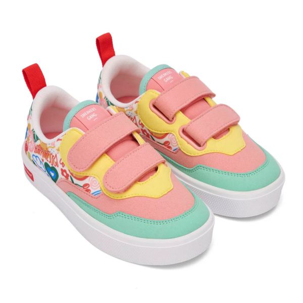 Kleurrijke kindersneakers met klittenband in roze, geel, mint en wit met vrolijk bedrukt patroon