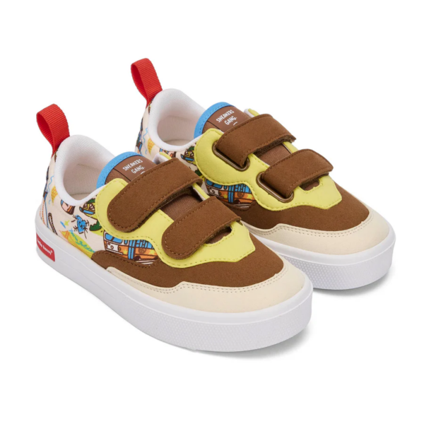 Kleurrijke kindersneakers met klittenband in bruin, geel en beige met speelse print
