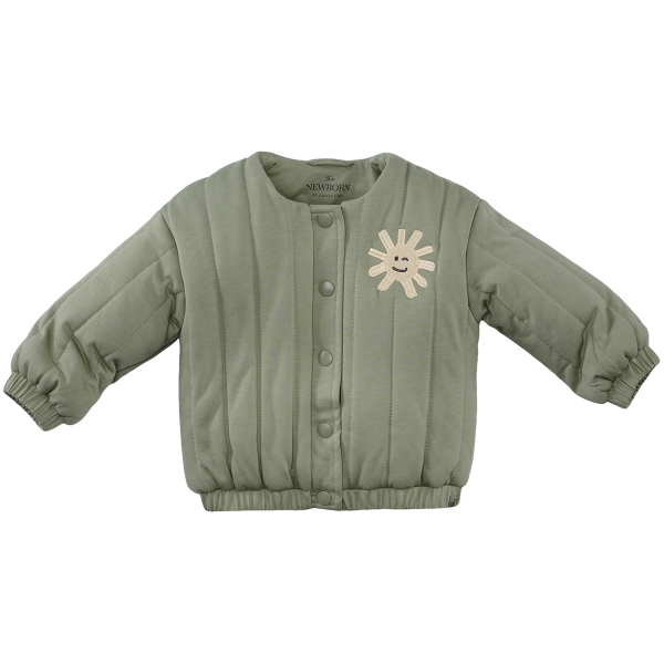 Gewatteerd babyvestje in saliegroen met verticale stiknaden en lachend zonnetje applicatie op de borst