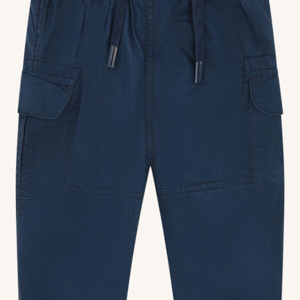 Donkerblauwe kinderbroek met elastische tailleband, koordsluiting en zijzakken met klep