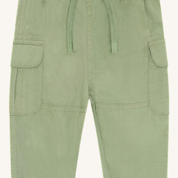 Lichtgroene kinderbroek met elastische taille, koord en zakken op de bovenbenen