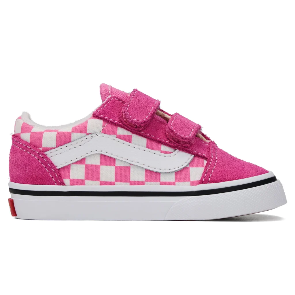 Roze kinder sneaker met wit geblokt patroon en klittenbandsluiting op witte zool