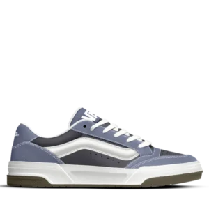 Grijsblauwe Vans sneaker met witte strepen en donkergrijs detail op witte achtergrond