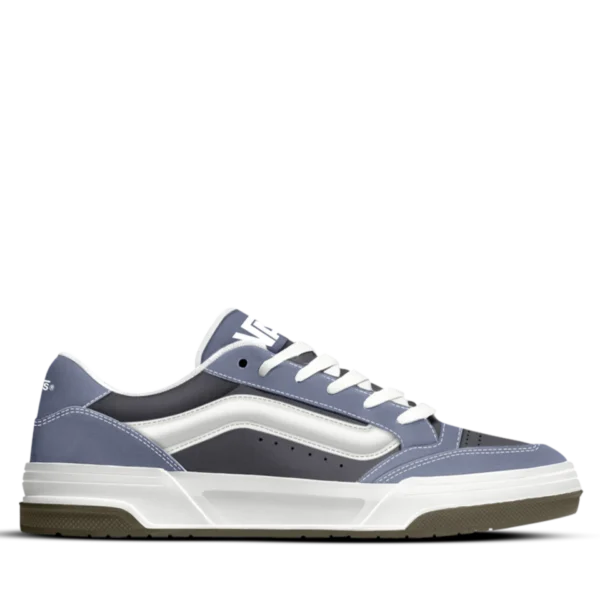 Grijsblauwe Vans sneaker met witte strepen en donkergrijs detail op witte achtergrond