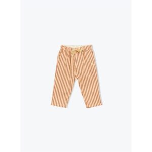Kinderbroek met verticale oranje-witte strepen en geel koordje in de tailleband