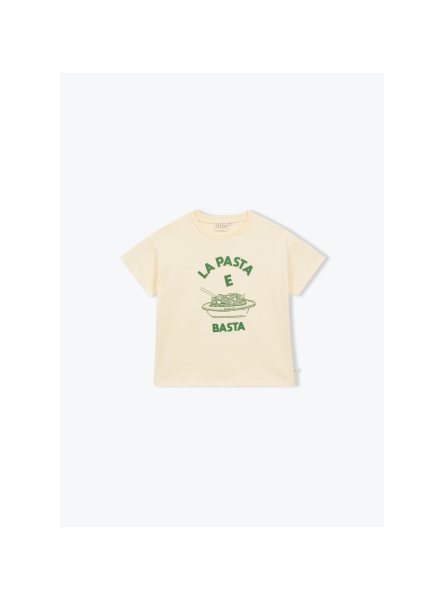 Geel kinder T-shirt met groene opdruk La Pasta è Basta en pasta-illustratie
