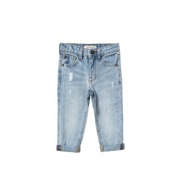 Lichtblauwe kinderbroek met opgerolde pijpen en distressed details op witte achtergrond