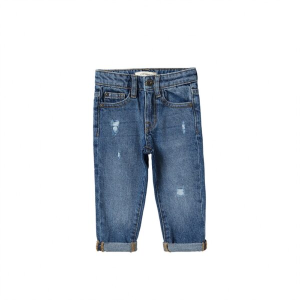 Blauwe kinderjeansbroek met lichte slijtage en opgerolde pijpen op witte achtergrond
